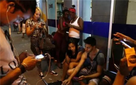 古巴|全球上网最困难的国家，人们只能在街上蹭网，收费高达一小时60元
