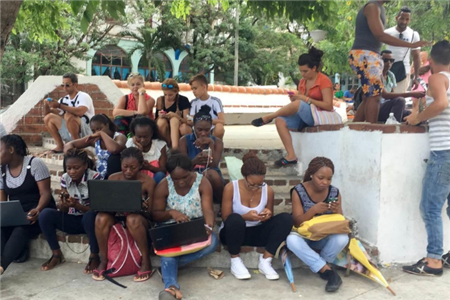 古巴|全球上网最困难的国家，人们只能在街上蹭网，收费高达一小时60元