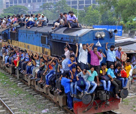 印度人坐火车方式硬核,前后左右都挂满人?