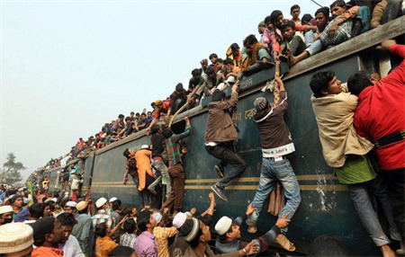 印度人坐火车方式硬核前后左右都挂满人当地人告诉你实情2