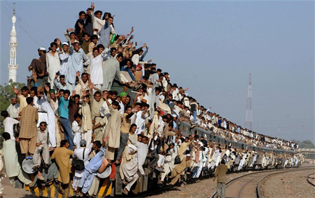 印度人坐火车方式硬核,前后左右都挂满人?