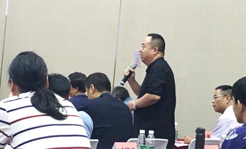 丁学忠指出,这名母亲接种完疫苗,回家后在半夜给女婴喂哺母乳,但没