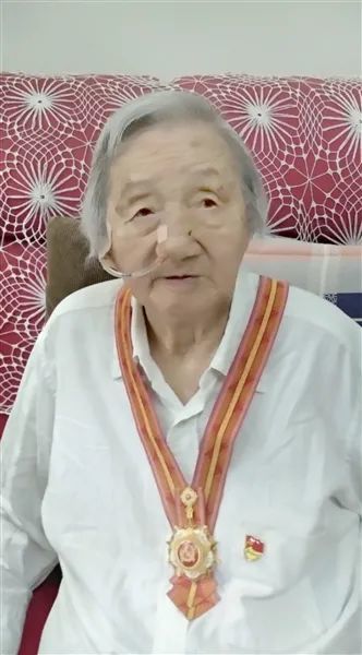 7月1日,女儿李晓云把"七一勋章"送到瞿独伊的床前,熠熠生辉的党徽