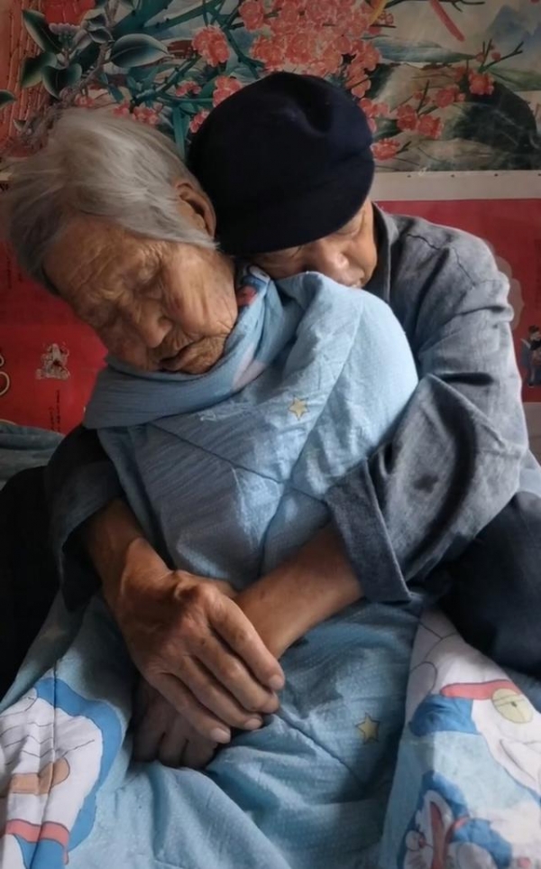 山东98岁妈妈因病痛睡觉难受，67岁儿子抱了她一夜，村干部：他是孝子
