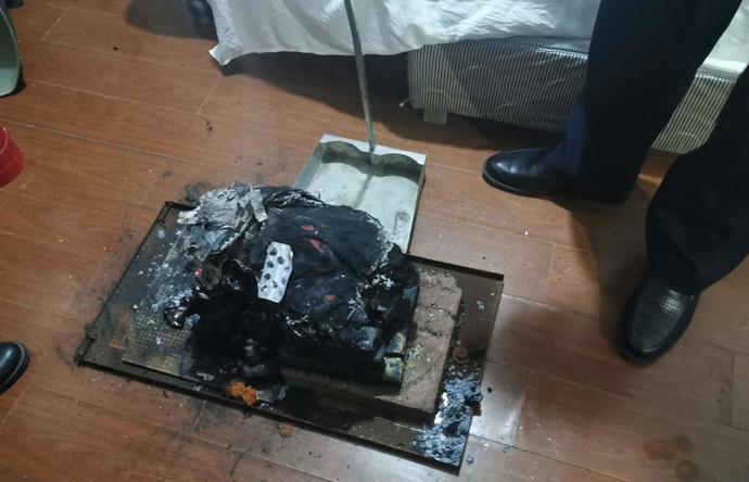 因丈夫出轨妻子携三个儿子烧炭自杀孩子死亡妻子生还法院判了2