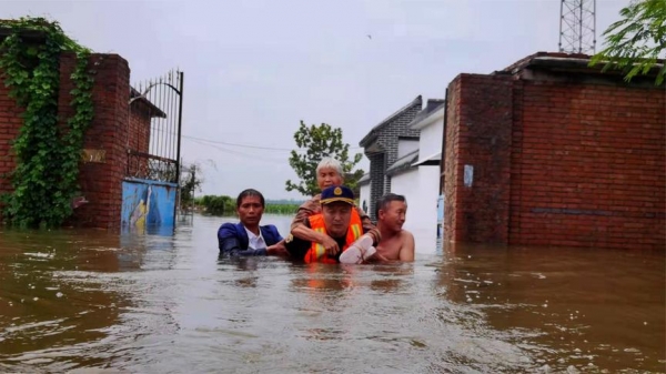 河南洪灾感人图片图片
