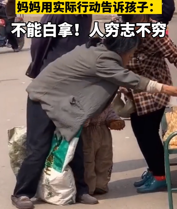 零食本来就是大妈免费给孩子的,自然不可能收钱,所以再三推托,结果