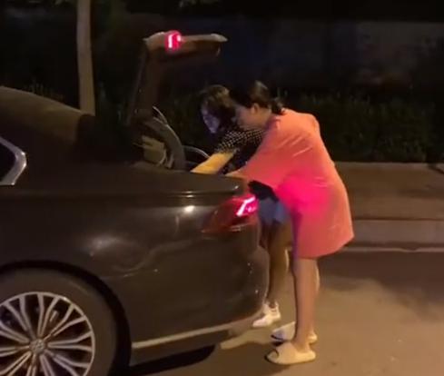 妻子晚上偷偷出门，装睡老公悄悄跟踪，撞破婆媳“交易现场”