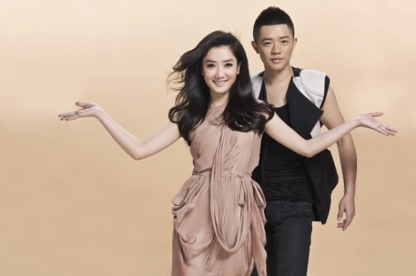 媒体曝凤凰传奇曾毅出事 内蒙古录节目左腿骨折 坐轮椅画面曝光 看看头条 中华网