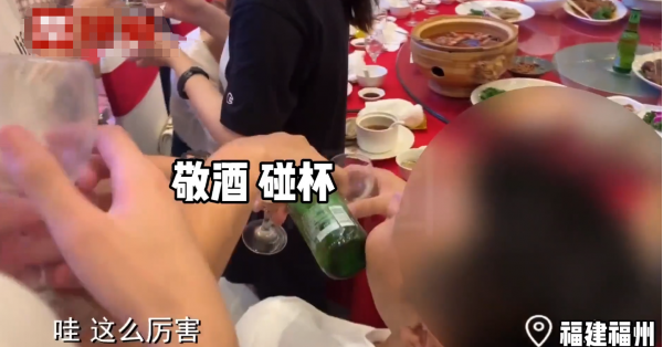 初中生毕业聚会“社会气息”十足，互相敬酒，网友怒批：没必要