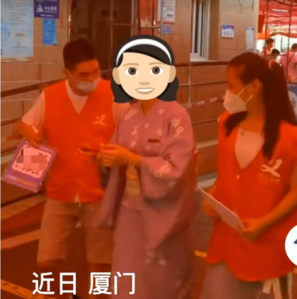 厦门一女子穿和服做核酸检测，志愿者将其劝返，网友评论太扎心！