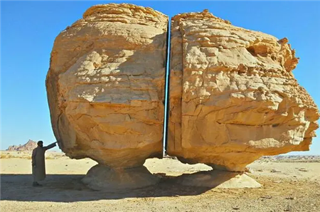 一块巨石被精准切成两半，并非人类所为，已成世界未解之谜