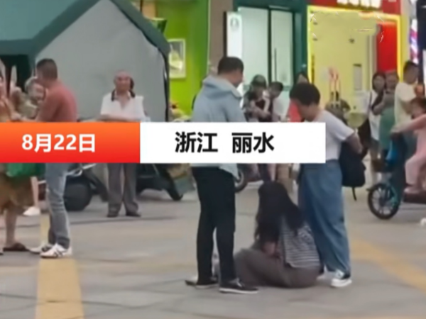 男子当街撕扯老婆衣服，老婆惨遭路人围观，两位大妈仗义阻拦