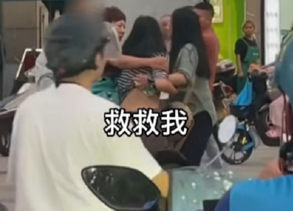 男子当街撕扯老婆衣服，老婆惨遭路人围观，两位大妈仗义阻拦