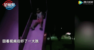 女童公园玩滑梯好欢乐，身后探出“鬼脸”伸手想抓，妈妈回看视频吓坏