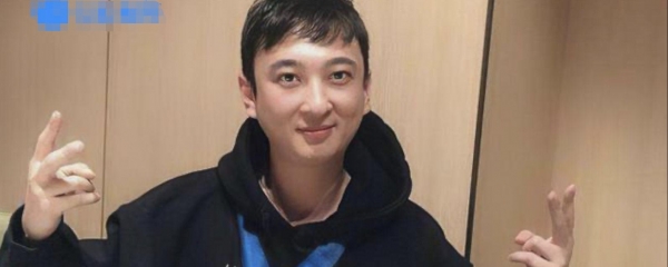 王思聪选妃现场疑曝光深夜现身酒吧身穿吊带美女站成一排