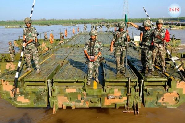 舟桥兵架起千米钢铁浮桥横跨长江 - 看看头条_中华网