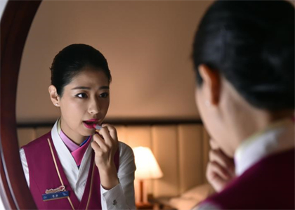 "最丑空姐"出镜,当她3分钟化完妆后,网友:再也不相信空姐了(3)