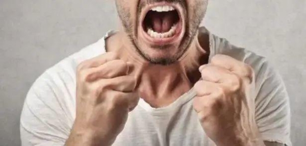 同居女友带前男友同住,男子隐忍后二人却想离开,暴怒之下做出疯狂举动