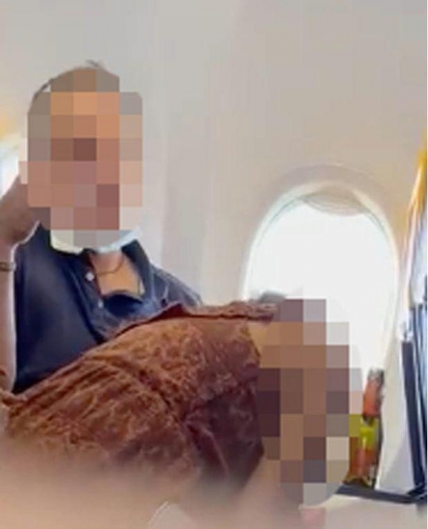 瑞安航空乘客高空发生关系，翻云覆雨不顾旁人，航空公司视而不见