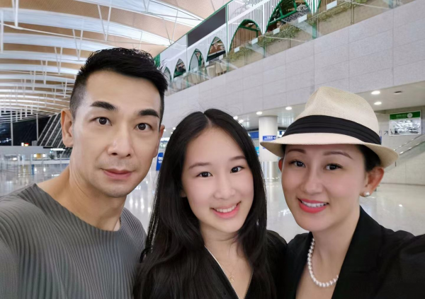 赵文卓女儿国外独自庆生！晒美照清纯动人，住宅华丽学费一年87万