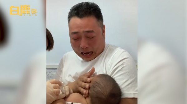 奶爸抱孩子打针哭得比娃还猛网友既好笑又感动2