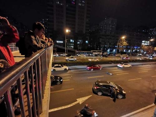 东莞一男子天桥坠落后被撞击,家属上网寻线索,警方:是意外事件