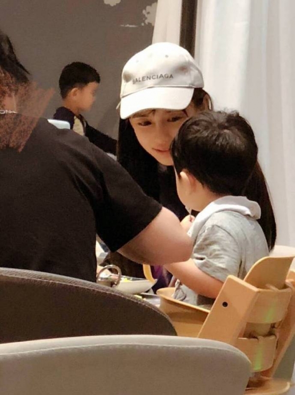 baby超宠溺儿子花580元为孩子打印照片小海绵在妈妈身边很乖巧4