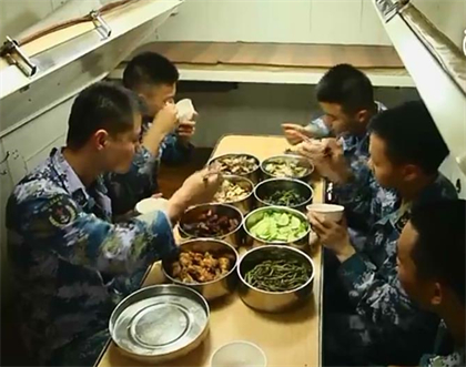 潜艇里做饭有多难?不允许使用明火,剁排骨可能会引来鱼雷