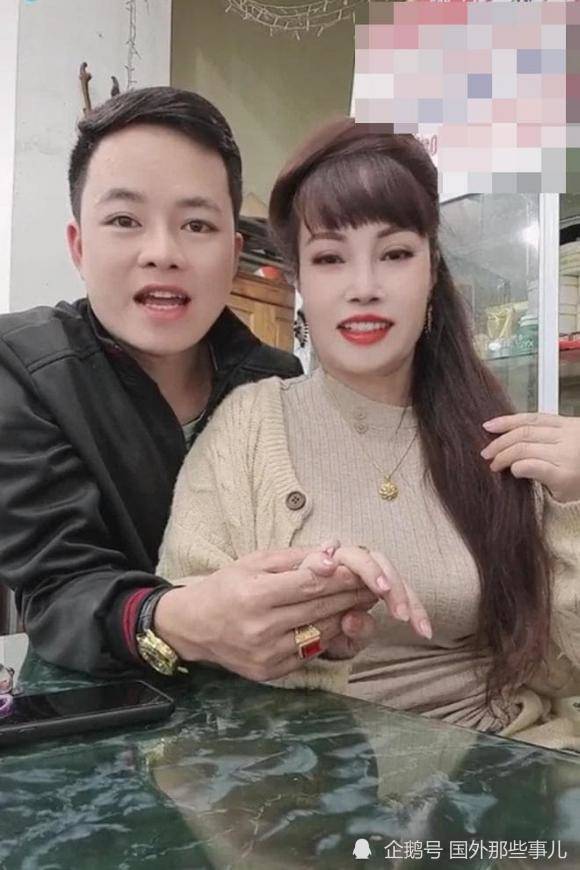 62岁大妈嫁26岁小伙后为爱整容结婚3年仍然幸福恩爱
