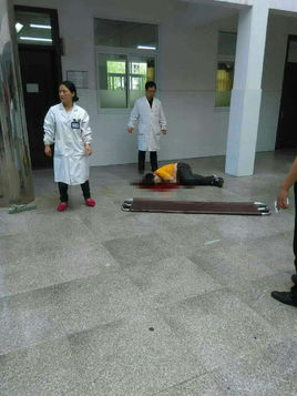 江苏3名小学生坠楼较危重的一人已送往上海救治