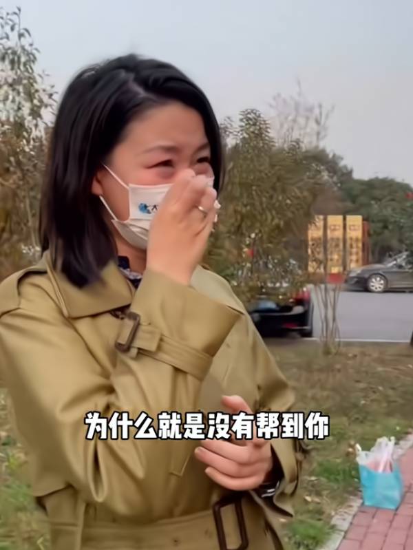 节目关注王新刚家的贵宾犬咬伤邻居的河南电视台小莉帮忙栏目记者小莉