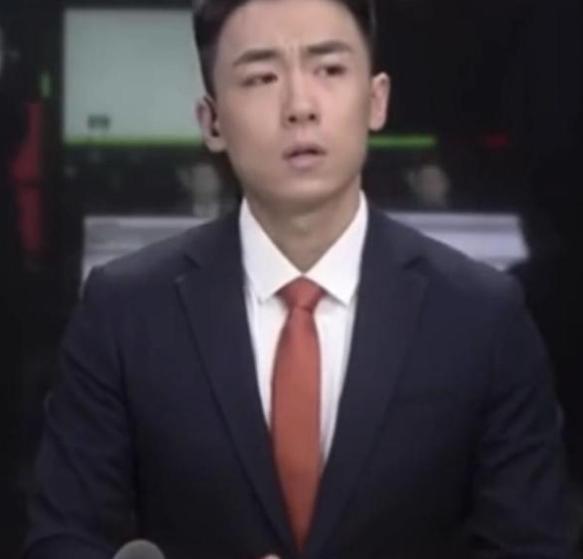 黑龙江台突发演播事故，男主播当场变脸，直接换成东北话交流