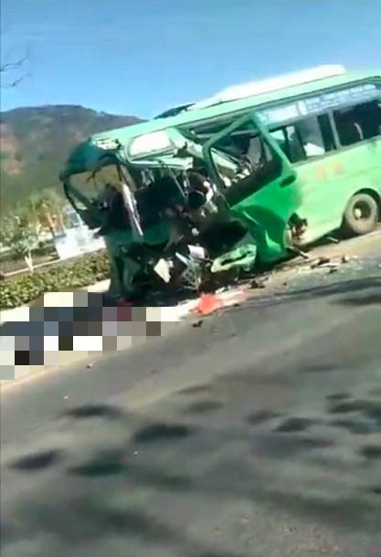 安徽潜山一货车与客车相撞致8死3伤，官方：货车司机当场死亡，伤者全力救治中