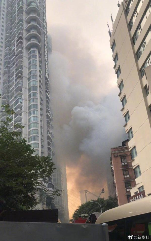 重庆一批发市场失火 火势已控制暂无人员伤亡