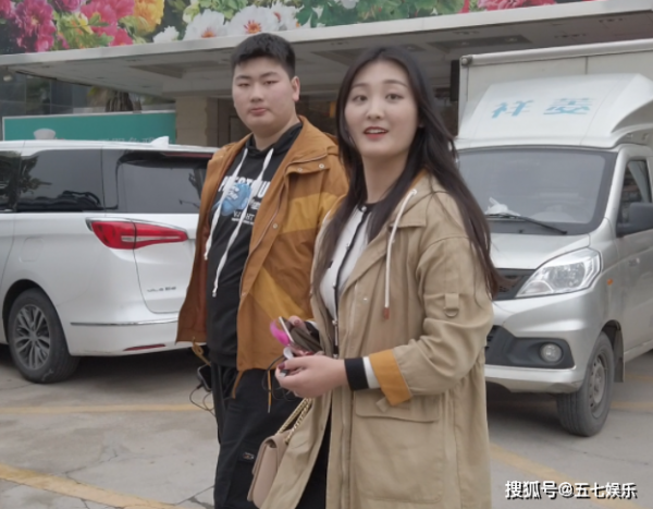 离婚后第二天大衣哥在家挂灯笼吹气球妈妈带陈亚男去临沂相亲