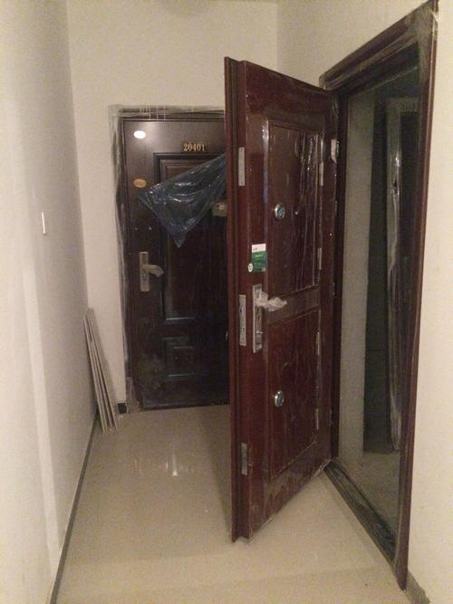 小区业主私自改装入户大门是否给邻居带来安全隐患一扇房门引发四年