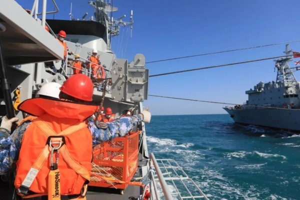 波飞浪卷直击南部战区海军绵阳舰海上补给现场3