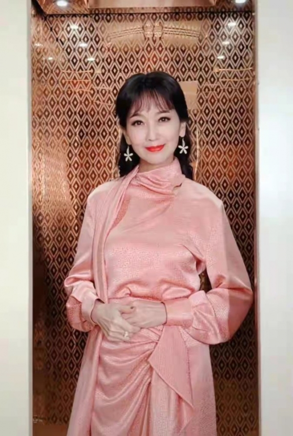 68岁赵雅芝近况曝光穿恨天高凹造型晃晃悠悠路上被助理扶着走2