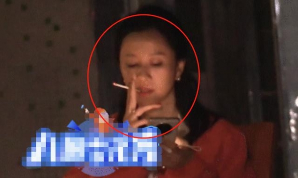 43岁倪虹洁片场抽烟被拍！吞云吐雾姿势熟练，随意将烟头丢地上