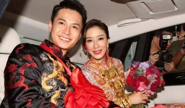 去年两人结婚四周年的时候,杨怡就在社交平台上晒出两人亲吻的合照.