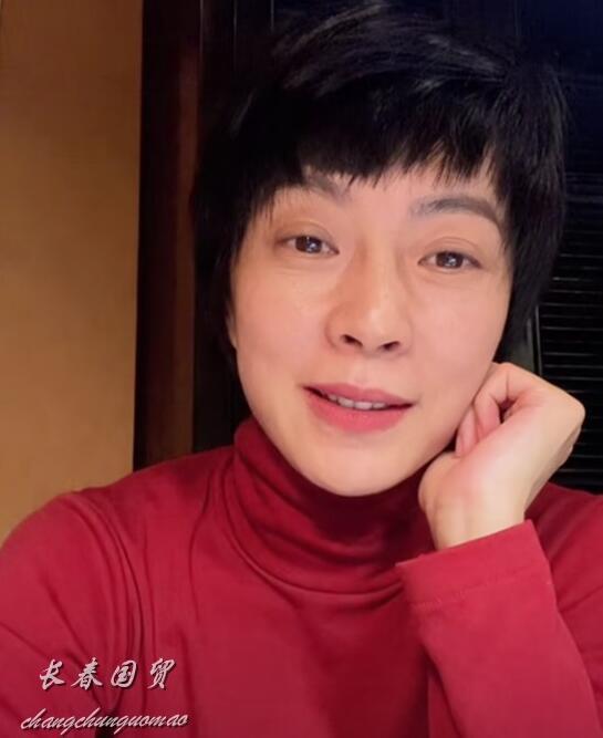 如今的苏岩已淡出演艺圈在家相夫教女.日前,一组苏岩的近照曝光.