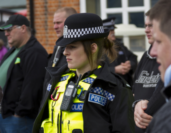 英国女狱警与3名囚犯互发色情短信还通风报信被判入狱16个月2