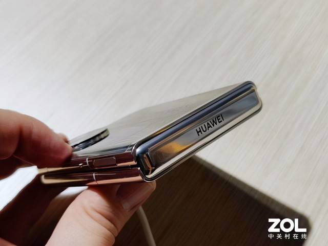 华为推8988元翻盖折叠屏手机黄牛嫌弃不大气不感兴趣2