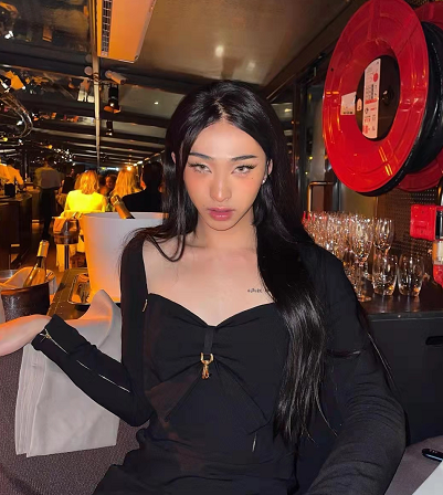 伊能静儿子再穿女装，修身长裙显窈窕身材，现身酒吧不惧路人眼光