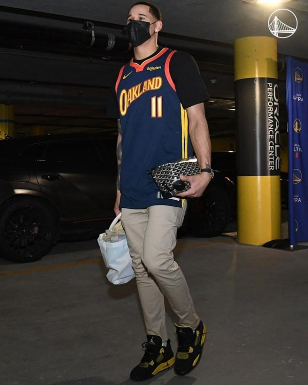 归来勇士全队赛前穿汤普森球衣进入球馆脚下的鞋亮了