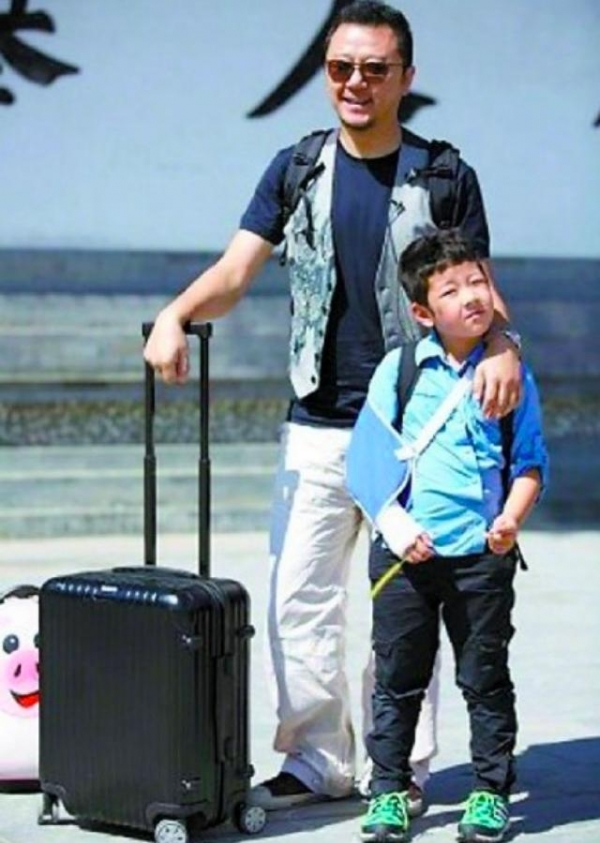 演员郭涛晒与女儿跳舞视频10岁郭懿文一脸嫌弃状父女俩同框似饼印