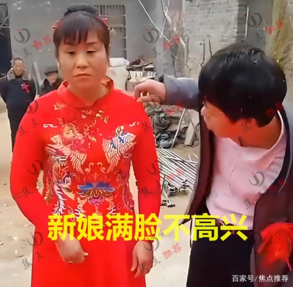 24岁小伙娶42岁大妈婚礼简单寒酸网友抱上了6块金砖