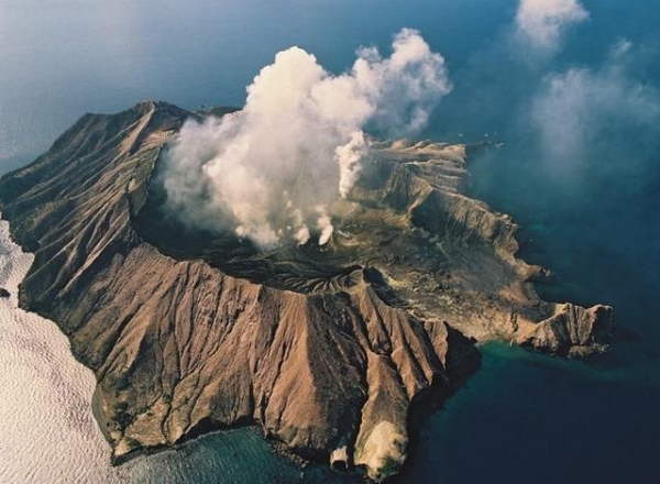 汤加火山岛图片