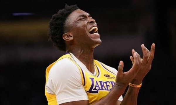 准备转正斯坦利约翰逊战爵士末节独得10分打懵戈贝尔